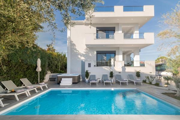 Royal View Villa - Private Pool & Hot Tub, Prenota  Città di Zante 