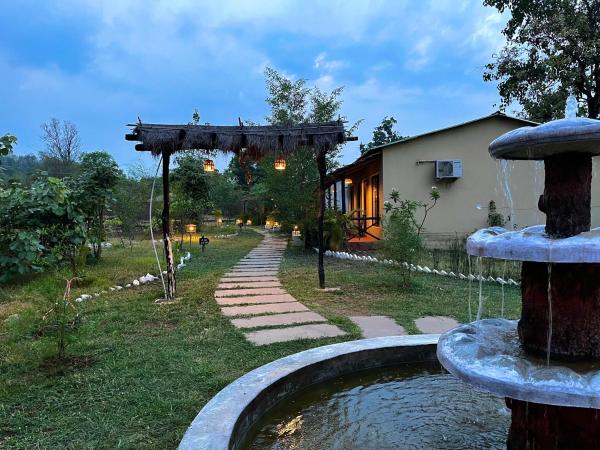 Grand Narmada Jungle Homestay Resort-Bandhavgarh, Réserver  Hôtels à Maharashtra avec piscine, Piscine