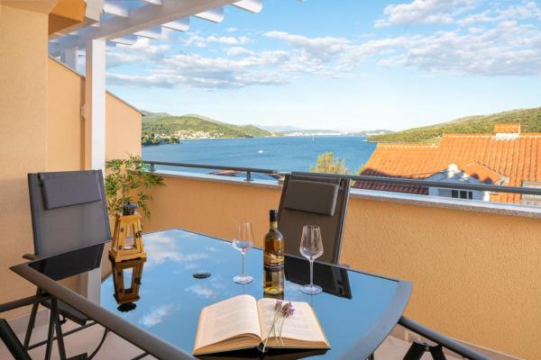 VILLA A, Buchen Sie  Hotels in Gespanschaft Split-Dalmatien mit Pool, Schwimmbad