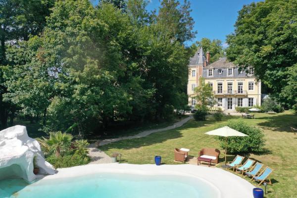 Château de Corcelle - Chambres et table d\hôtes, Book  Burgundy Hotels with a Pool, Swimming Pool