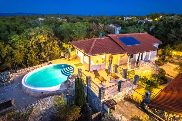 Villa Nana with a swimming pool, Buchen Sie  Hotels in Insel Krk mit Parkplatz, Parkplätze
