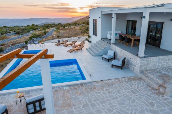 Villa Zlatno Sunce in the hills near Trogir, Book  Vrsine Split Region