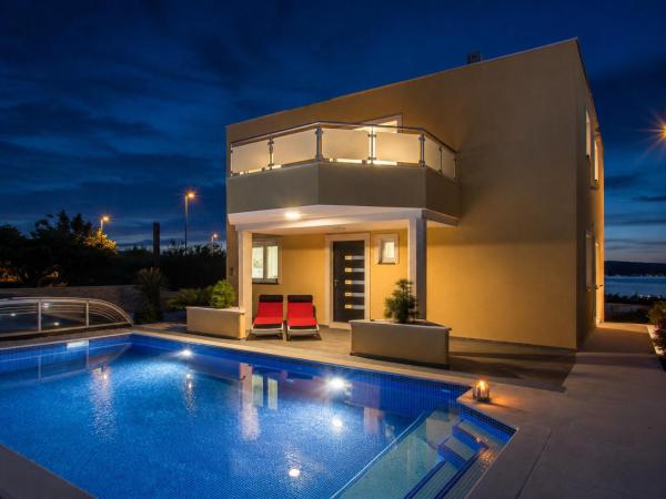 Villa-Split-Luxury-Heated salt water Pool-up to 3 family, Buchen Sie  Hotels in Gespanschaft Split-Dalmatien mit Pool, Schwimmbad