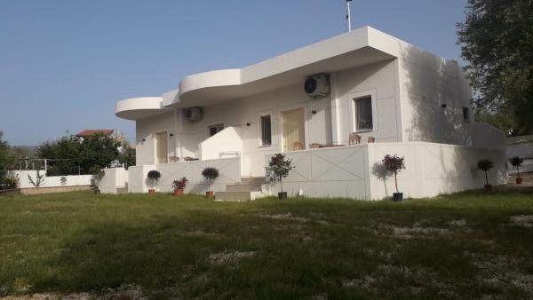 Vila Juna, Buchen Sie  Hotels in Qark Vlora mit Parkplatz, Parkplätze