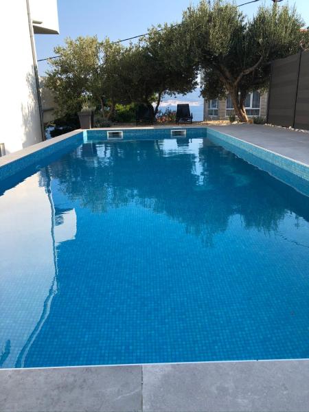 Apartmani Milka i Jozo, Buchen Sie  Hotels in Gespanschaft Split-Dalmatien mit Pool, Schwimmbad