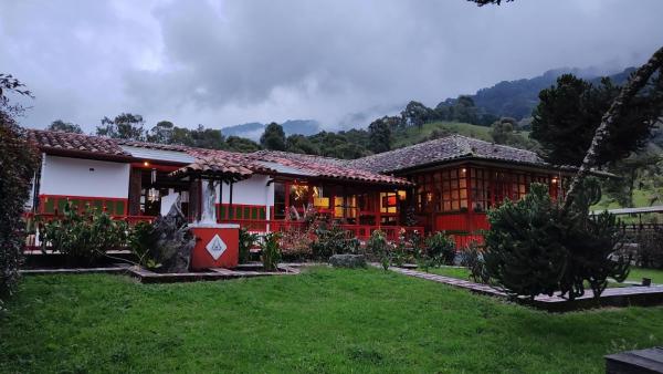 Ecohotel Pinohermoso Reserva Natural, Book  Coffee Triangle Hotels with a Parking, Parking