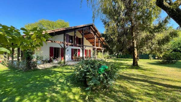 Villa au milieu des pins / bord du lac, Reserva ahora  Hoteles en Aquitania con aparcamiento, Aparcamiento