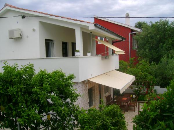 Apartmani A1 Marina, Okrug Gornji, Buchen Sie  Hotels in Gespanschaft Split-Dalmatien mit Parkplatz, Parkplätze