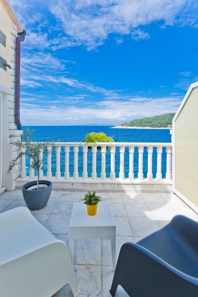 Luxury Bellavista Amazing sea Holidays with Private Beach & Parking, Prenota  Milna 