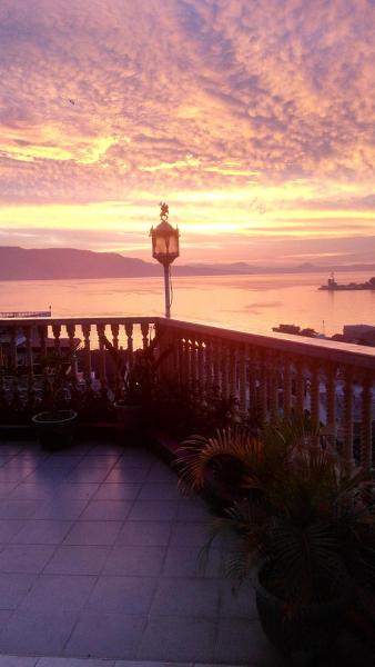 Melissa Palace Hotel and Karaoke, Buchen Sie  Parapat Sumatra
