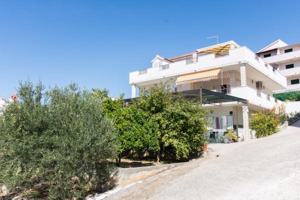 Apartmani Žana, Buchen Sie  Hotels in Gespanschaft Split-Dalmatien mit Parkplatz, Parkplätze