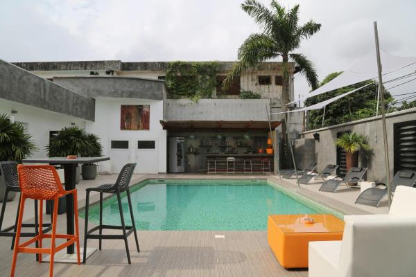 Stanislas Maison dhotes, Prenota  Hotel a Abidjan con piscina, Piscina