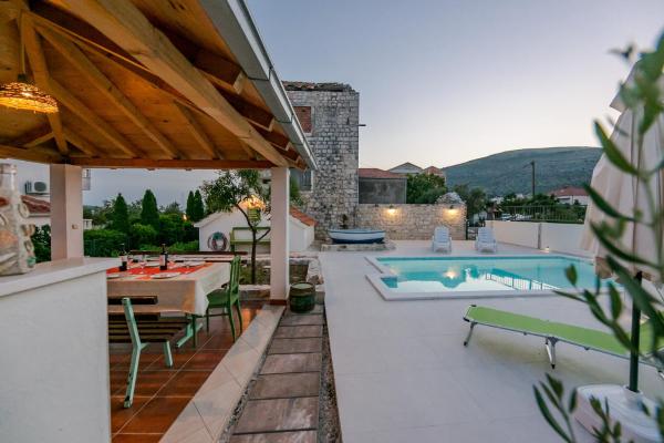 Seaside Villa Mia Trogir, Buchen Sie  Hotels in Gespanschaft Split-Dalmatien mit Pool, Schwimmbad