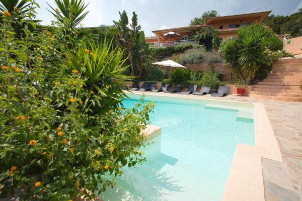 Villa Mimosa, Réserver   