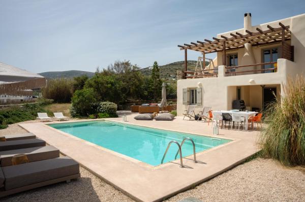 Parasporos Villa - Private Pool - Beach Access, Prenota  Hotel a Paro con parcheggio, Parcheggio