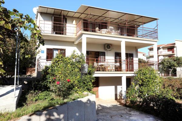 Apartman Gilan, Buchen Sie  Hotels in Gespanschaft Split-Dalmatien mit Parkplatz, Parkplätze