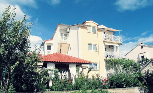 Apartments Šime, Buchen Sie Ferienwohnung Šibenik Gespanschaft Šibenik-Knin, nahe Dino S Beach