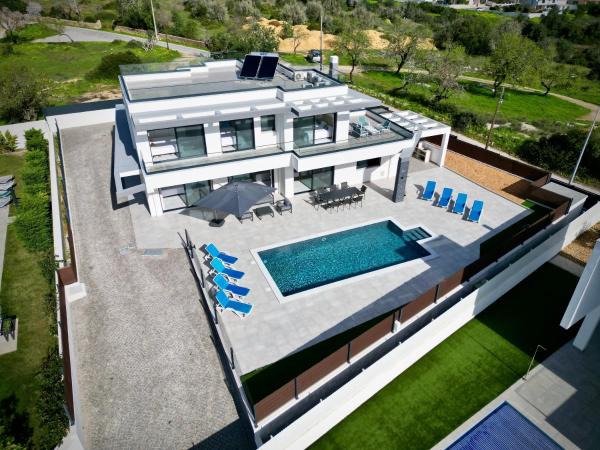 Villa Paraíso - with private pool, Prenota  Hotel a Algarve con parcheggio, Parcheggio