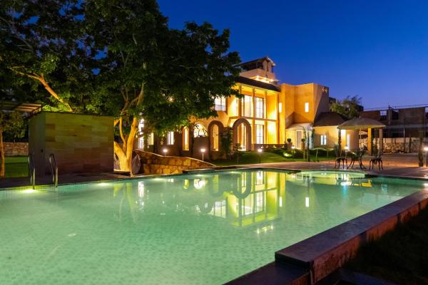 ELIVAAS Tuscun Villa Pet-Friendly with Pvt Pool and Lawn, Prenota  Hotel a Pushkar con piscina, Piscina
