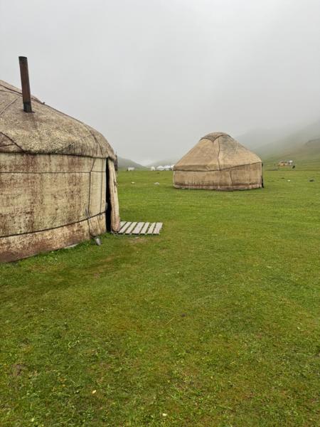 Turusbek yurts calm SONKOL LAKE, Prenota  Song-Kul Kirghizistan
