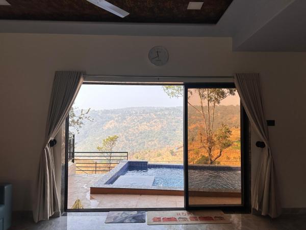 Lifeline Villas - Valley Whisper Retreat Luxurious Infinity Pool Villa, Réserver  Hôtels à Maharashtra avec piscine, Piscine