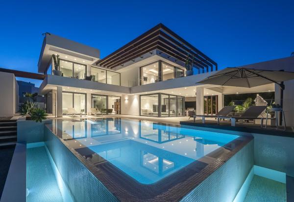 Luxury Five Bedroom Villa with Sea View, Prenota  Hotel a Costa del Sol con piscina, Piscina