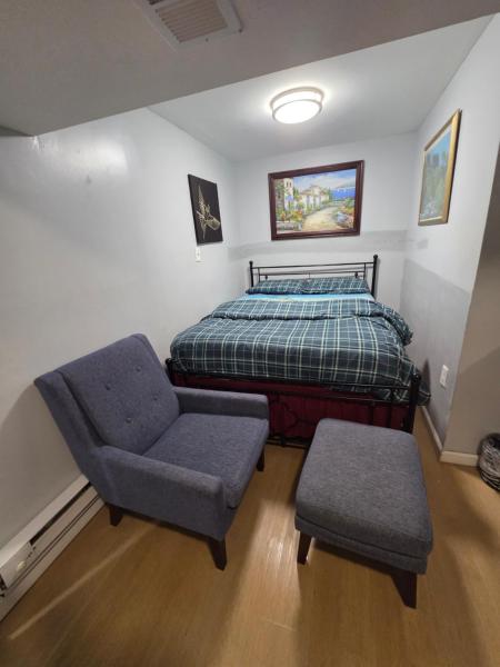 Newly renovated 1 room in a 3-bedroom apartment with private toilet ands bathroom, Buchen Sie  Irvington 
