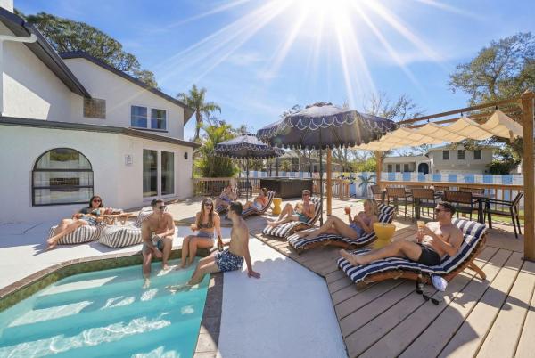 Villa with Gym Sauna Pool Hot Tub Mini Golf Fire pit, Buchen Sie  Beste Wellnesshotels in Seminole, SPA