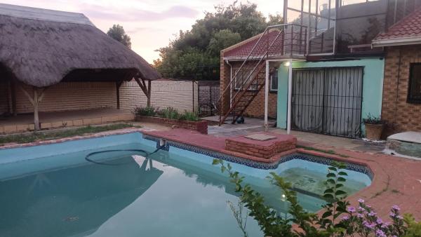 Bushman Kraal Oasis, Prenota  Soweto Gauteng