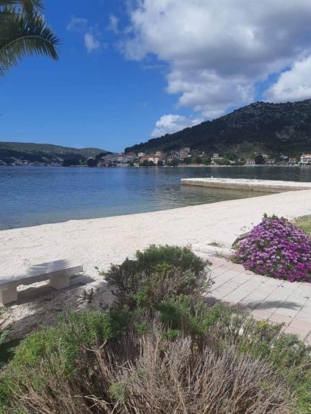 Apartmani Šain, Buchen Sie  Hotels in Gespanschaft Split-Dalmatien mit Parkplatz, Parkplätze