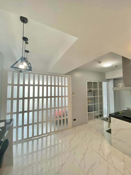 penthouse condo in Azure - near airport, Prenota  Hotel a Luzon con parcheggio, Parcheggio