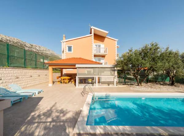 Villa Ana with Outdoor Pool, Sauna and Hot-Tub, Buchen Sie  Hotels in Gespanschaft Split-Dalmatien mit Pool, Schwimmbad