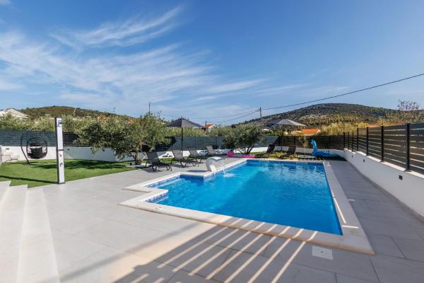 Villa dal\ Mares, Buchen Sie  Hotels in Gespanschaft Split-Dalmatien mit Pool, Schwimmbad
