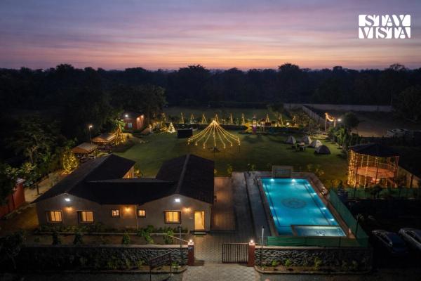 StayVista at Golden Pause - BBQ & Bonfire, Prenota  Hotel a Rajasthan con piscina, Piscina