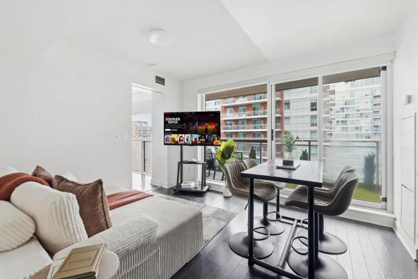 Modern 1BR in Liberty Village Walk Score 90, Prenota  Toronto 