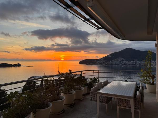 Exclusive Luxury Villa in Dukley Gardens, Book  Budva County Hotels with a Pool, Swimming Pool