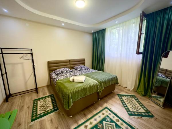 Guest House SARA, Reserva ahora  Hoteles en Samegrelo Zemo-Svaneti con aparcamiento, Aparcamiento