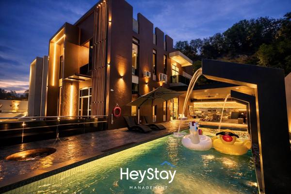 RetreatsVilla Luxury 5R4B 30Pax KTV Swimmingpool by HeyStay Management, Prenota  Hotel a Malacca con parcheggio, Parcheggio