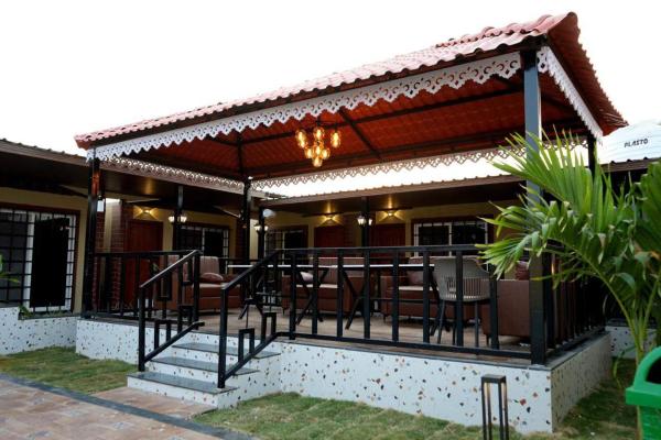 Manish Inn Resort, Réserver  Hôtels à Maharashtra avec piscine, Piscine