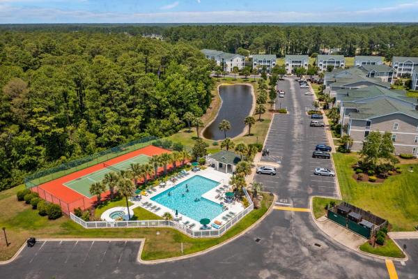 1st-floor waterfront condo in Sunset Village at Sandpiper Bay Golf Club, Buchen Sie  Hotels in Sunset Beach mit Parkplatz, Parkplätze