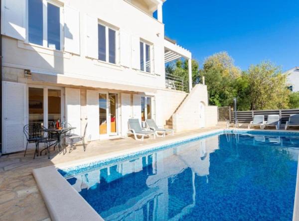 Spacious Villa Radevenjić with Outdoor Pool, Buchen Sie  Hotels in Gespanschaft Split-Dalmatien mit Pool, Schwimmbad