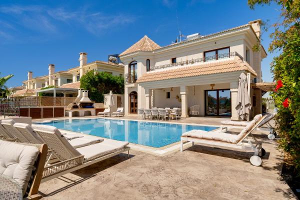 Kalindi-5 Bedroom Beachfront Villa with Private Pool, Buchen Sie  Hotels mit Pool in Famagusta, Schwimmbad