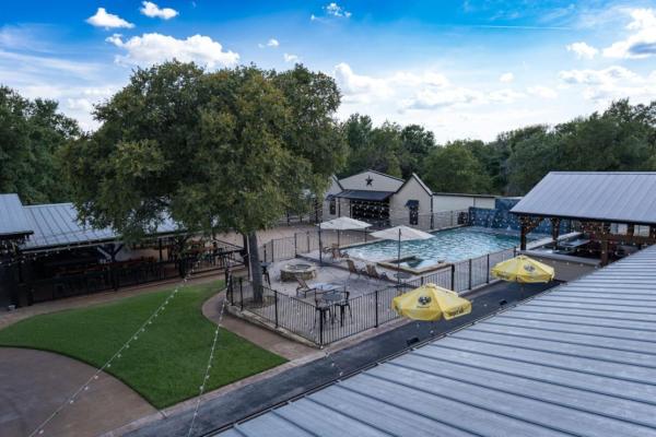 Grand Riverfront Estate with Pool and Pavilion, Buchen Sie  Georgetown Greater Austin