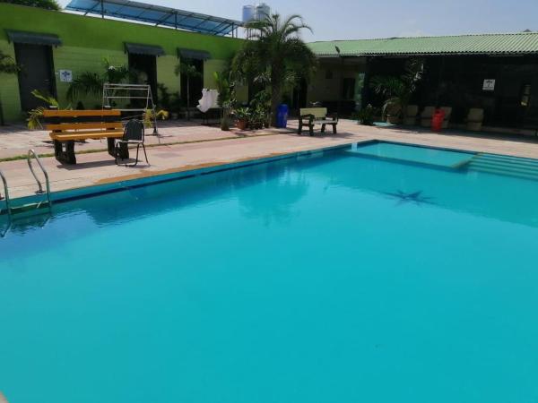 Palm FarmHouse Resort N Swimming Pool Nareli Ajmer Masala Darbar, Prenota  Hotel a Rajasthan con piscina, Piscina