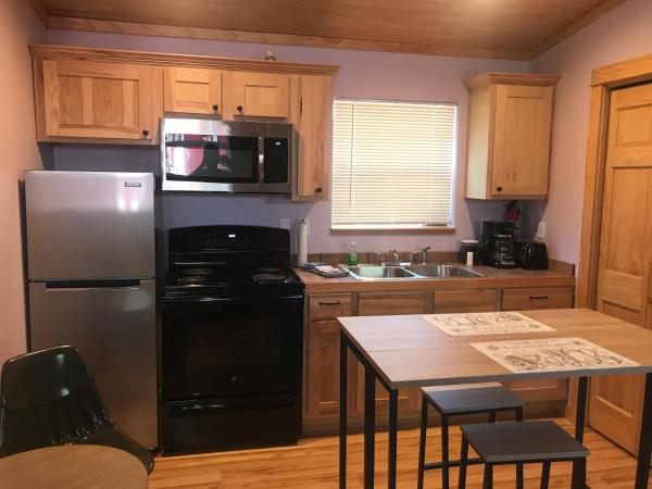 The Red Station Apartment #1, Buchen Sie Ferienwohnung Columbia Falls 