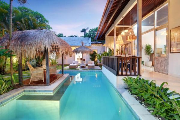 Seminyak Beach Seagrass Villa 4BR - pool & staff, Buchen Sie  Hotels mit Pool in Badung, Schwimmbad