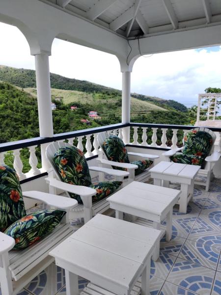 Luxurious Hillside Villa Near Roseau, Buchen Sie  Hotels in Roseau mit Parkplatz, Parkplätze