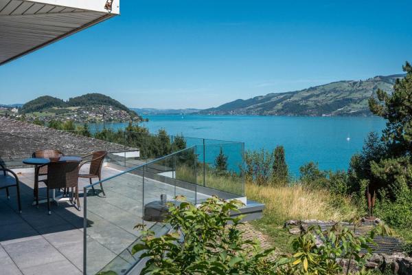 2 Villas with Lake and Mountain View 15 Minutes to Interlaken, Prenota  Hotel a Canton Berna con parcheggio, Parcheggio