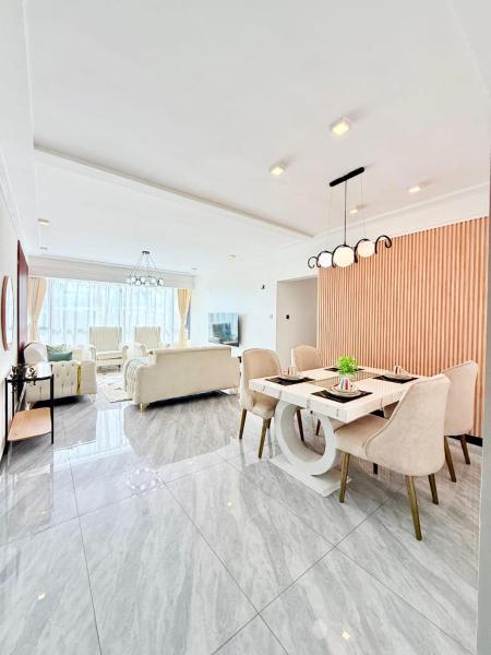 Elegant luxury three bedroom apartment with swimming pool fully equipped gym children playing ground ample parking space and amazing scenic view, Buchen Sie Ferienwohnung Nairobi CBD Nairobi