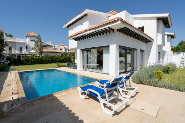 Luxury Villa with Private Pool, Prenota  Hotel con piscina a Tangeri-Tetouan, Piscina